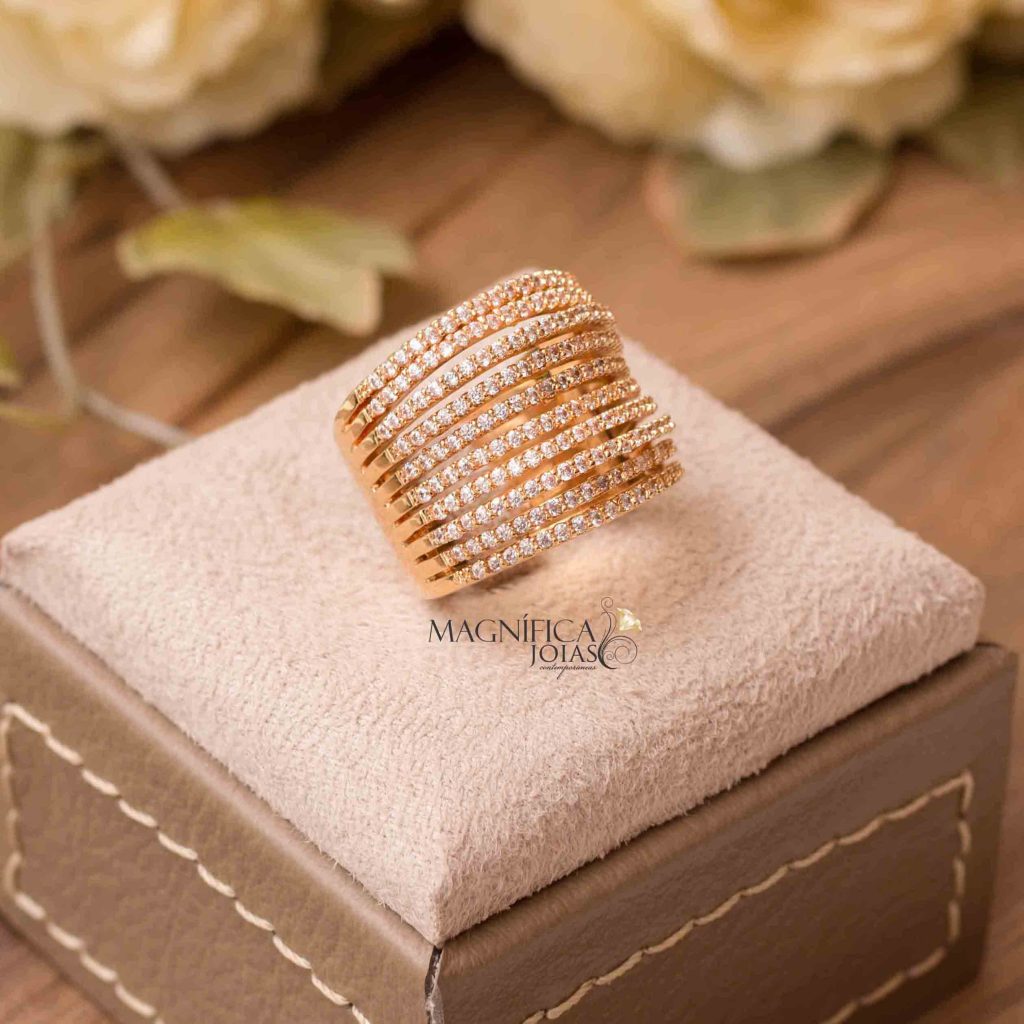 anel dourado cravejado com micro zirconia semijoia