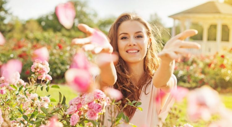 mulher estilo romântico jogando pétalas de rosas