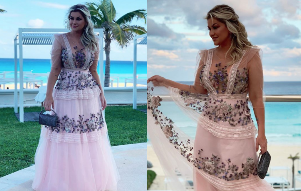 Imagem com a empresária e maquiadora Alice Salazar em um vestido boho chic assinado pela PatBO