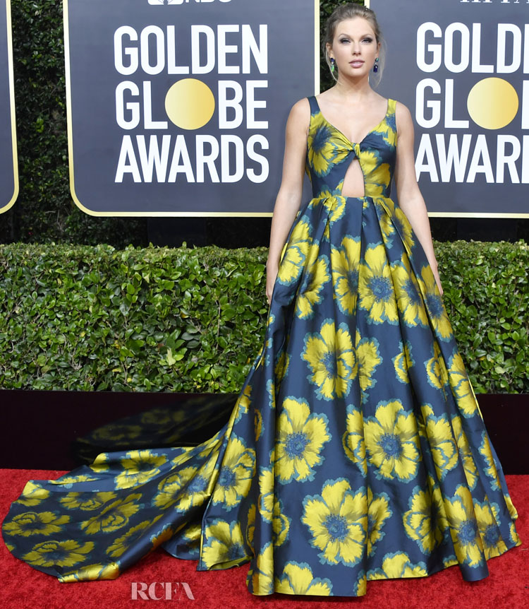 Taylor Swift com vestido floral  azul e amarelo com decote em laço super romântico no Golden Globe