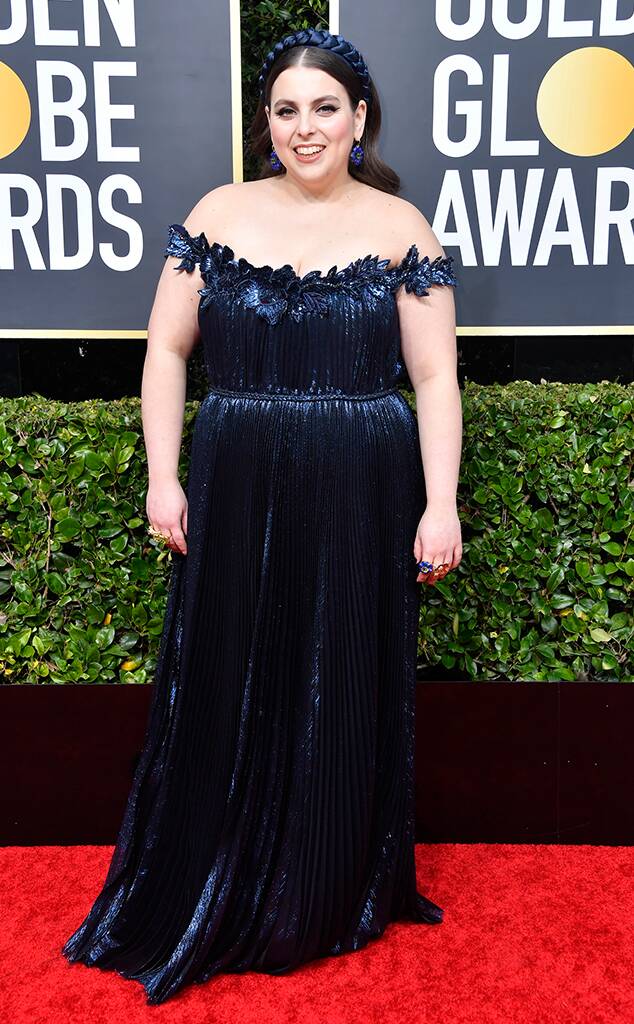 Beanie Feldstein com look monocromático azul e tiara de tranças 