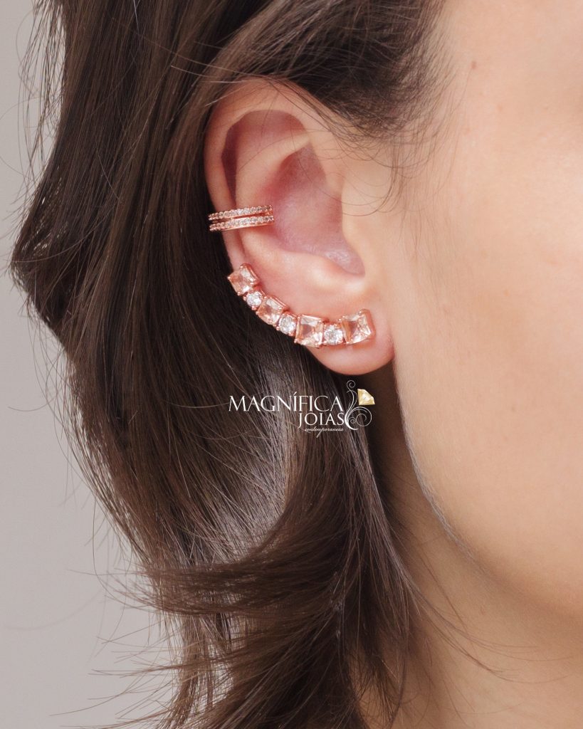 Imagem de modelo usando brinco ear cuff em ouro rosè com cristais morganita e zircônias e piercing de pressão em ouro rosé semijoia