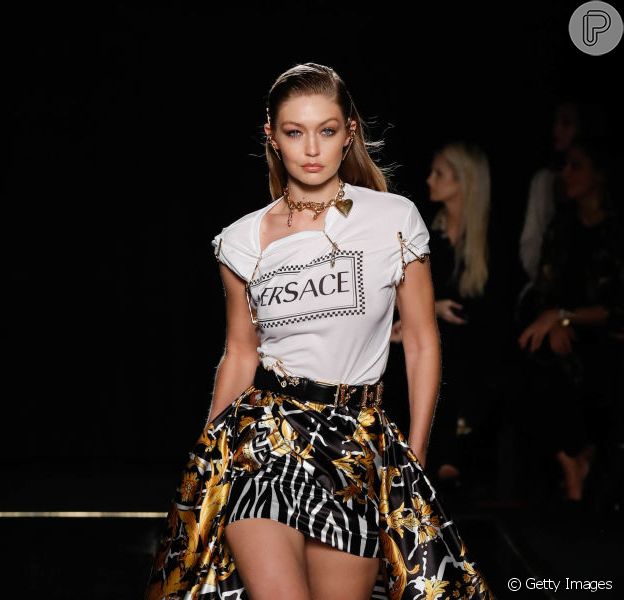 Desfile Versace contou com muitos acessórios em correntes e elos para a entrada da temporada de outono/inverno 2020 