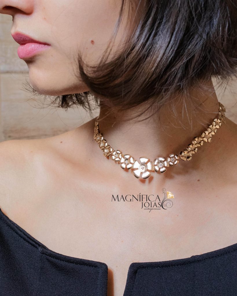 Colar choker dourado de flor metalizado semijoia