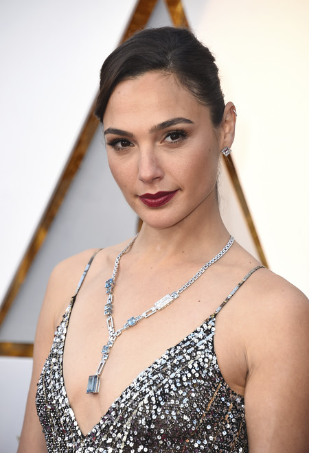 Gal Gadot compareceu a cerimônia do Oscar também com um colar modelo gravatinha com diamantes e uma pedra agua marinha de arrasar