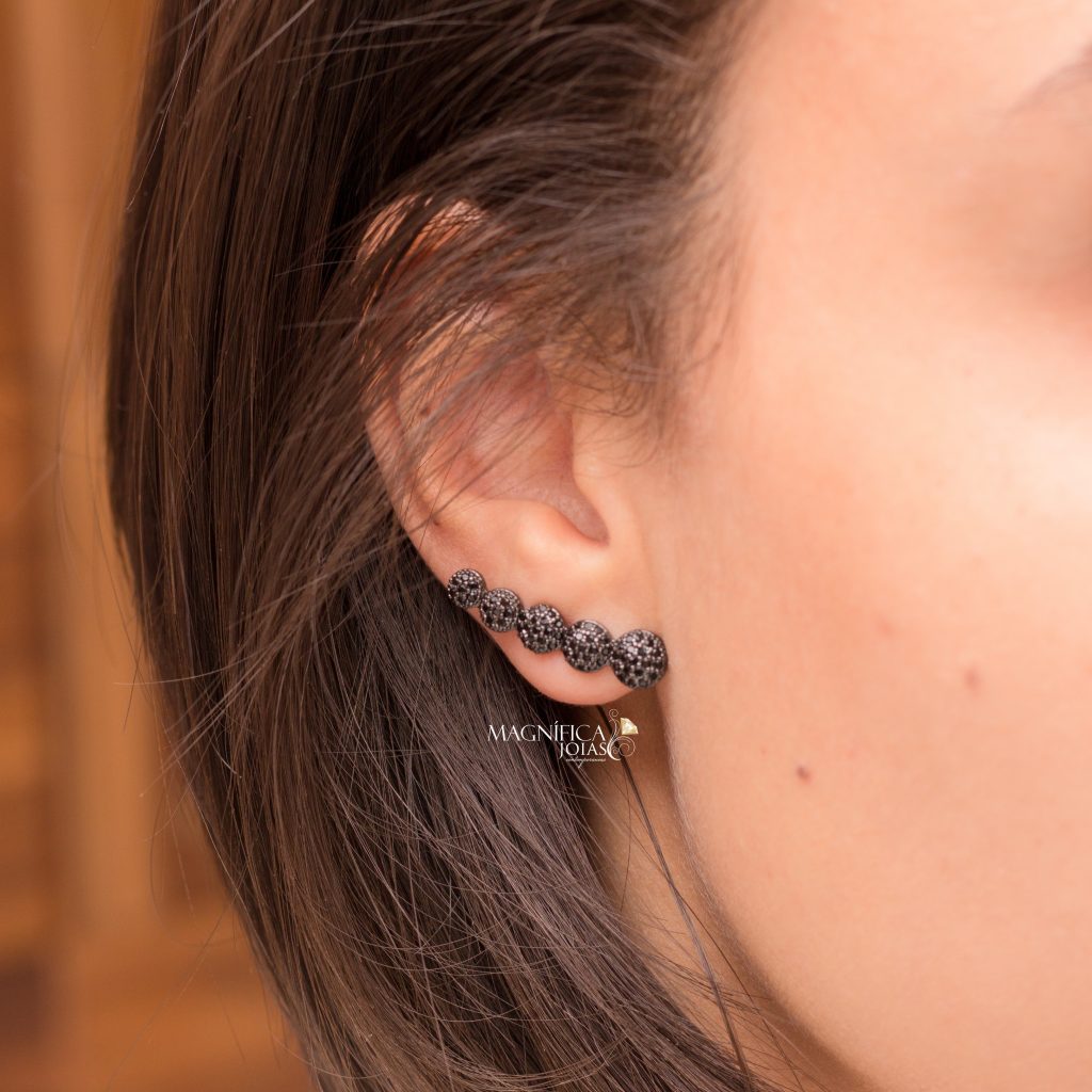 Ear cuff em ródio negro cravejado com micro zircônias pretas semijoia