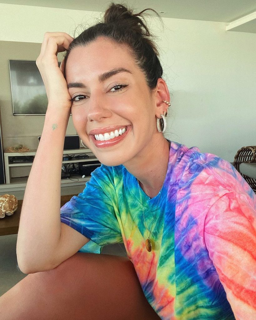 Camila Coutinho fez sua própria blusa Tie Dye em casa e compartilhou esse clique no seu Instagram