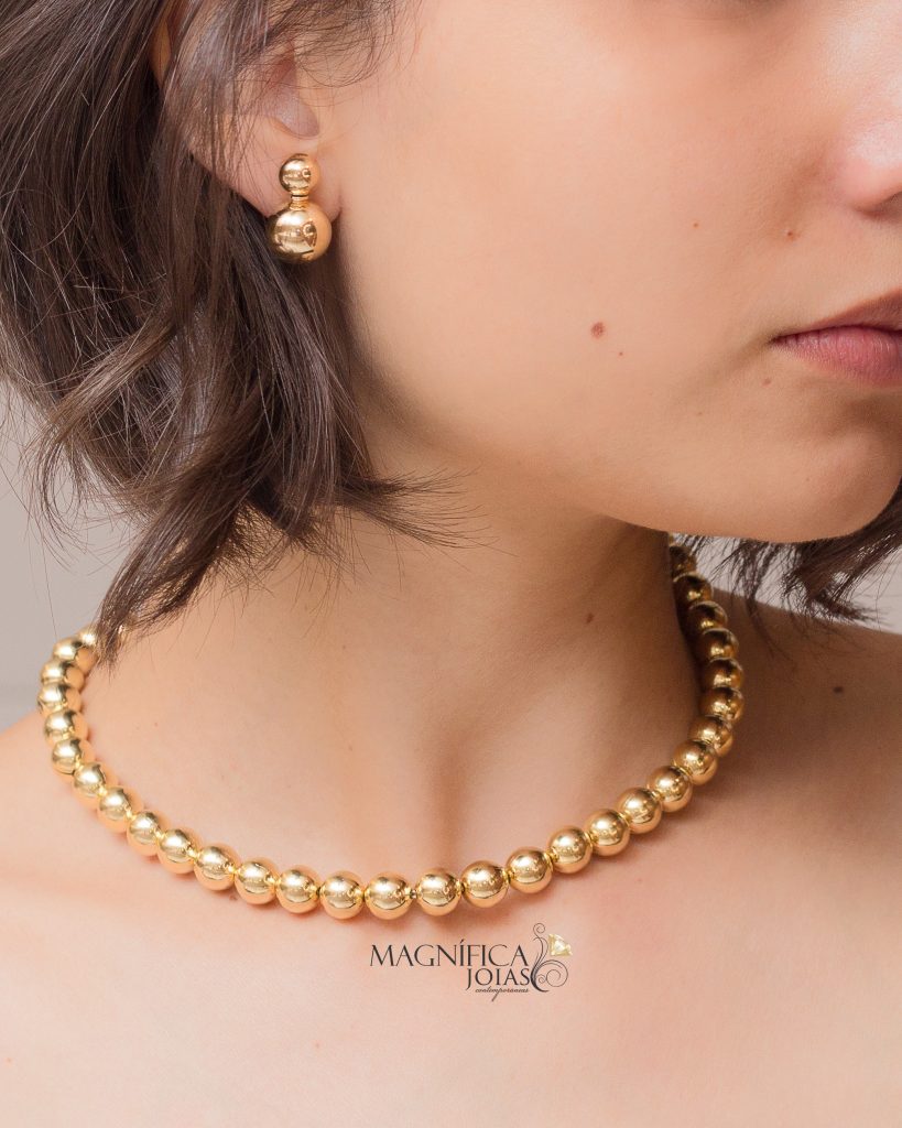 Colar choker dourado de bolinhas semijoia.
